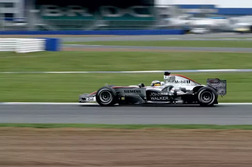 Renascimento retrô do Dakar: Lukas Lauda homenageia o legado do pai com pintura tributo à McLaren F1