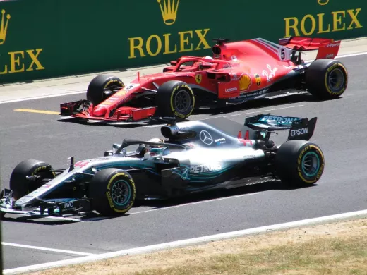 O choque de titãs: Hamilton e Wolff Spar sobre ganhos controversos da Mercedes